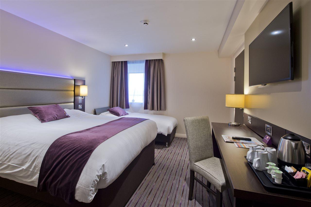 Premier Inn London Chiswick Exterior foto