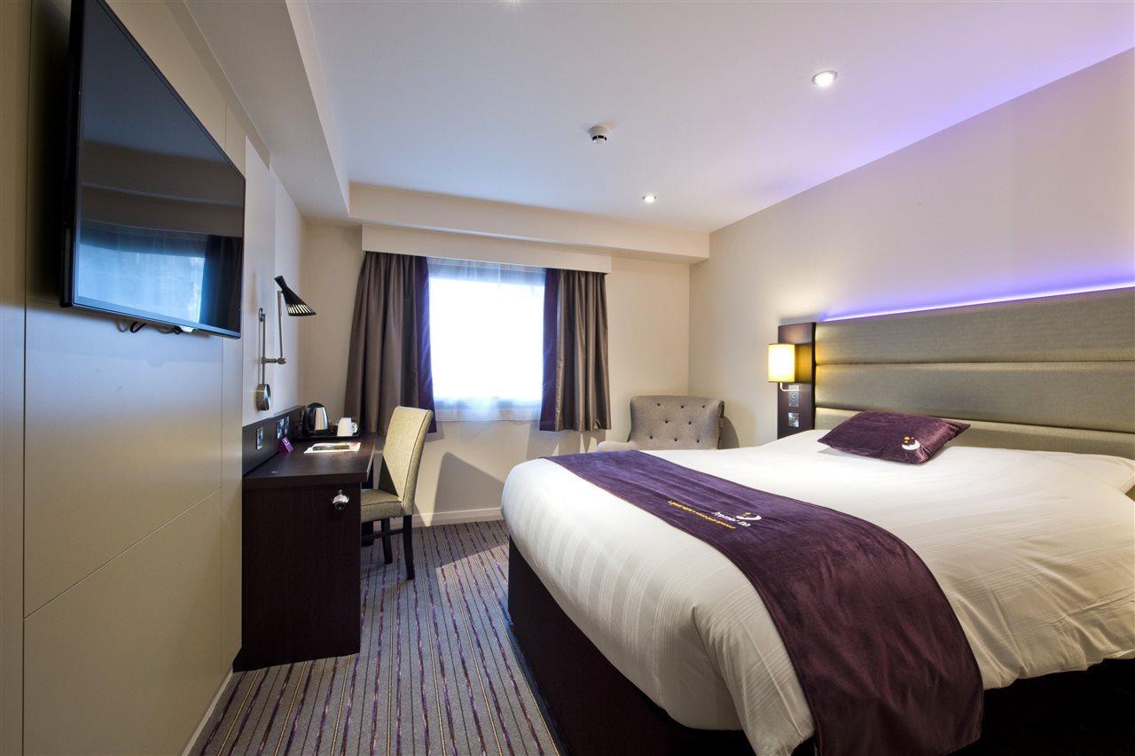 Premier Inn London Chiswick Exterior foto